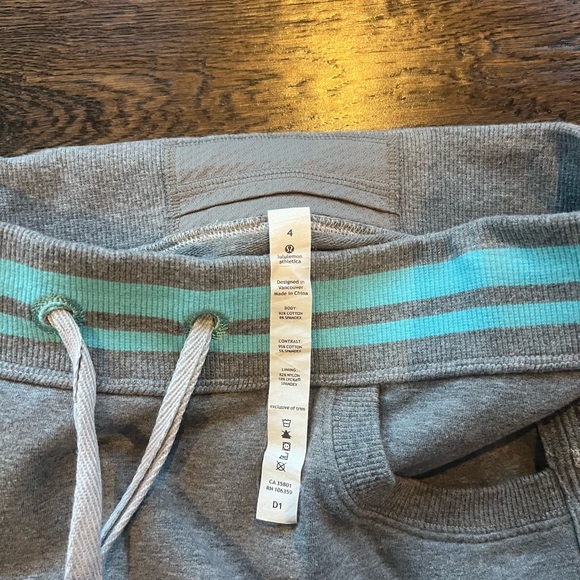 Lululemon grey skirt with blue stripe size 4 - Picture 3 of 3